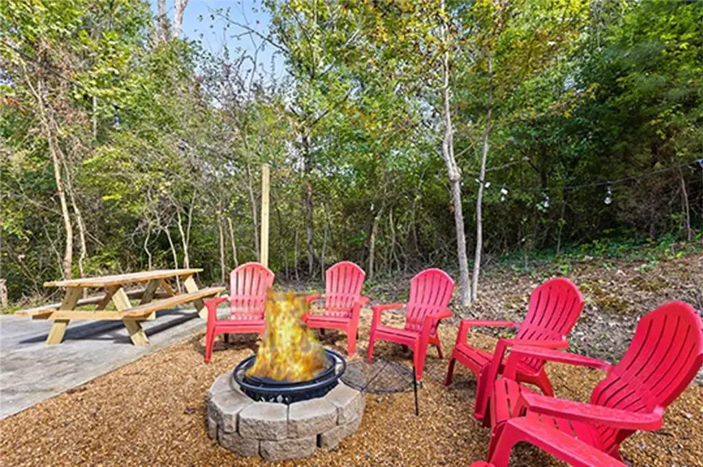 The Elmwood Farmhouse- 10 Mins to Downtown Chattanooga