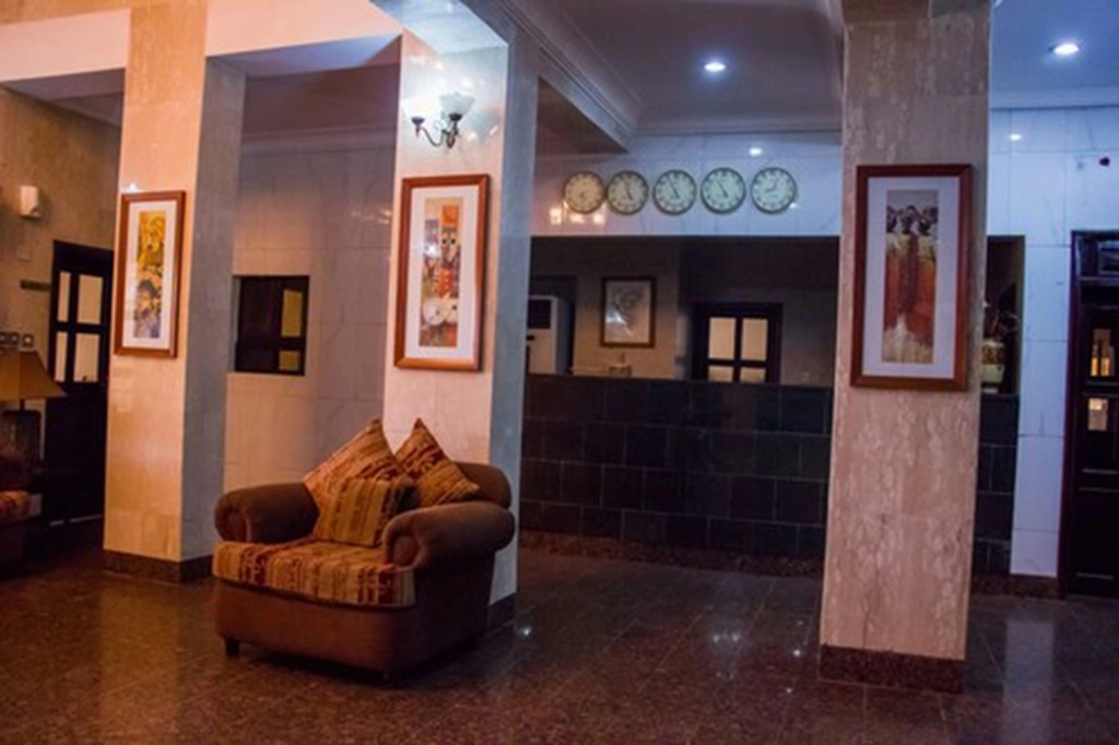 Отель Dees Suites