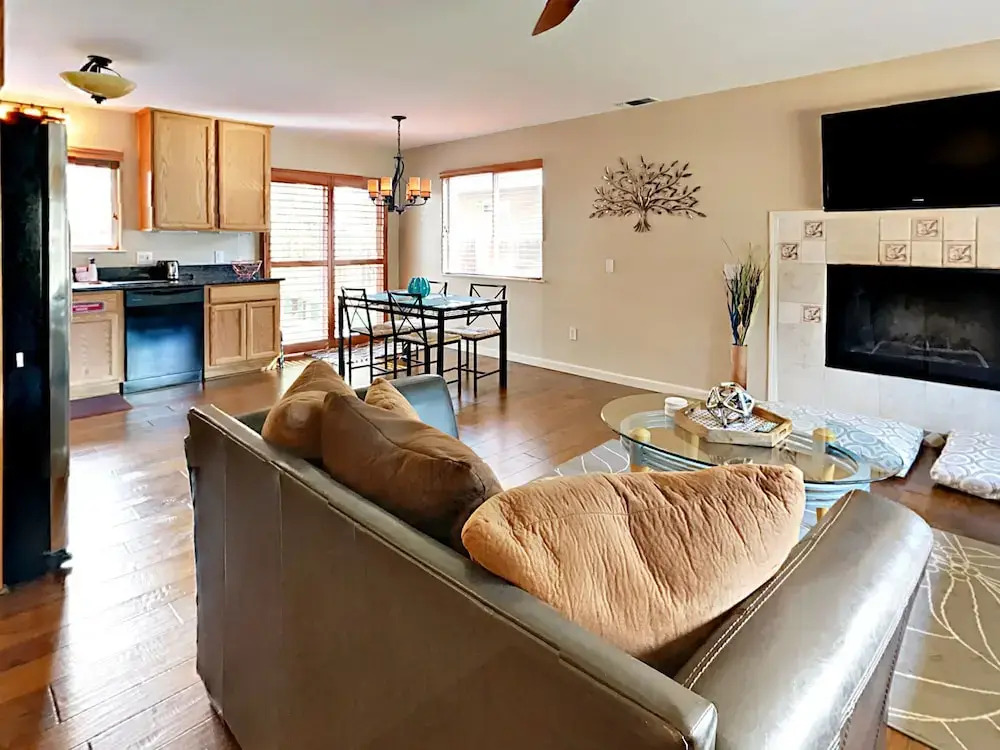 2572 Elwood Ave Home - 2 Br home by RedAwning