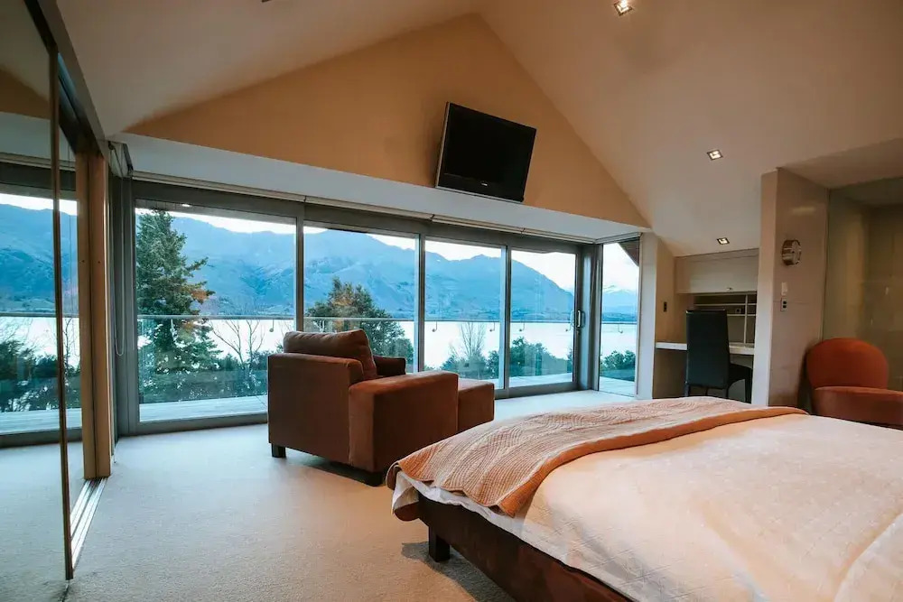 Lakeside Rd - Lake Views - Sleeps 10