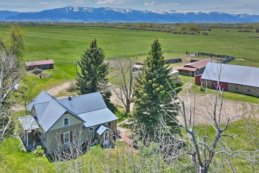 'the Farmstead' on 10 Acres w/ Mountain Views!
