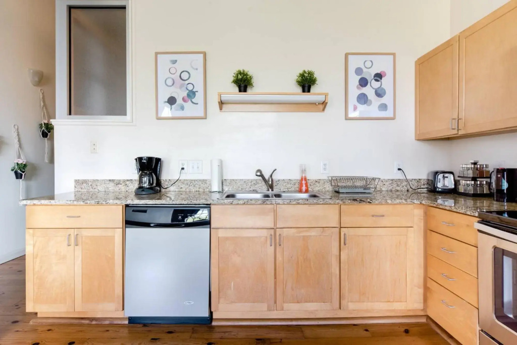 Hip & Vibrant 2 Bedroom Apartment with Parking & Wifi