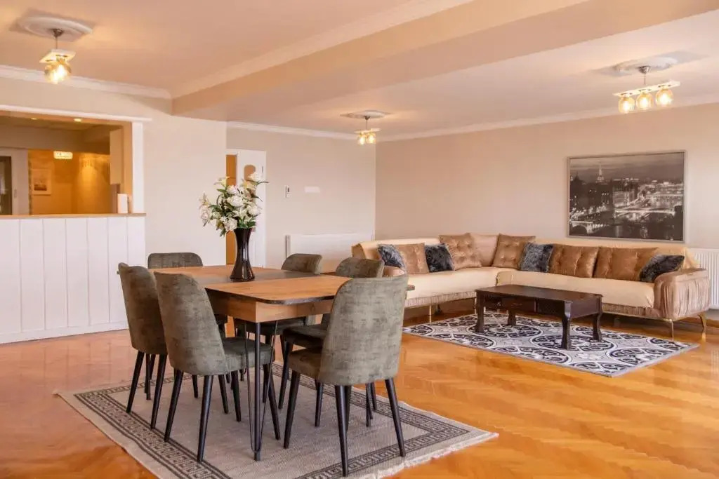 Spacious Flat With Sea View In Zmir Karsiyaka