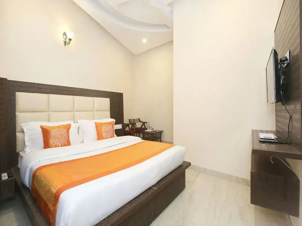 OYO 10330 Hotel Golden Brooks