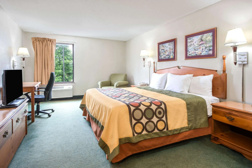 Super 8 by Wyndham Pevely