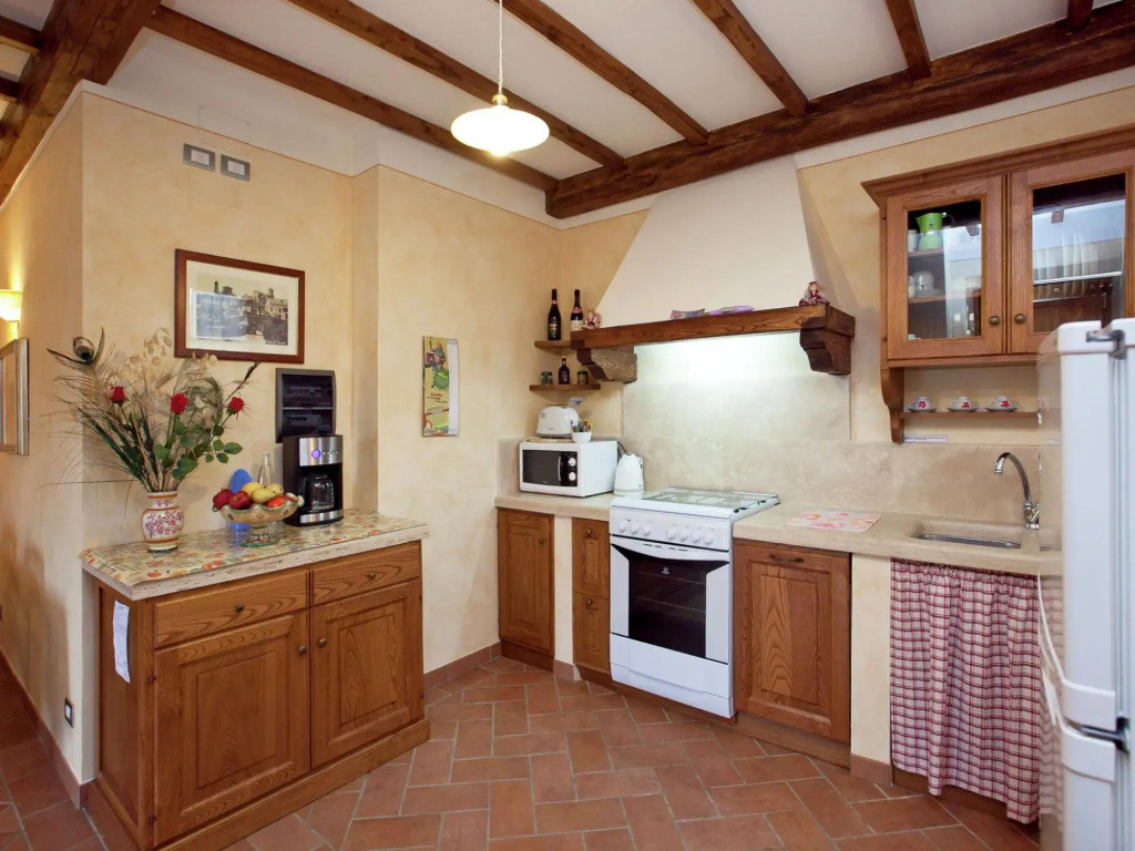 Spacious Cottage in Lucignano with Garden