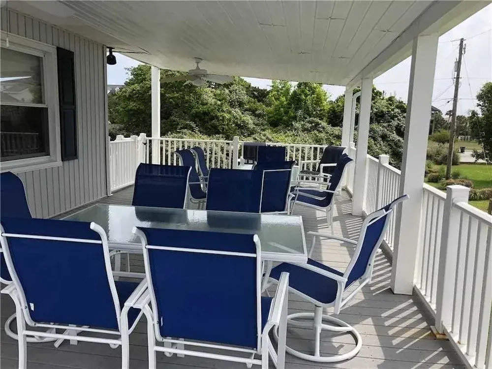 A Short Hop - 5 Br home by RedAwning