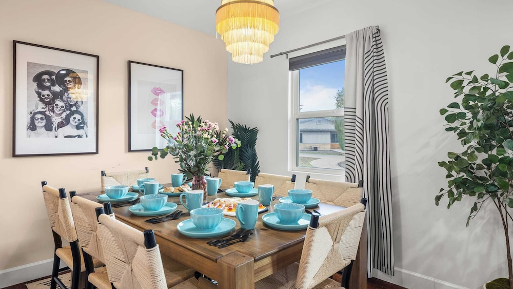Scottsdale Retreat w/ Private Pool, Outdoor Dining & Close to Old Town Fun Casa Cambridge by Avantstay