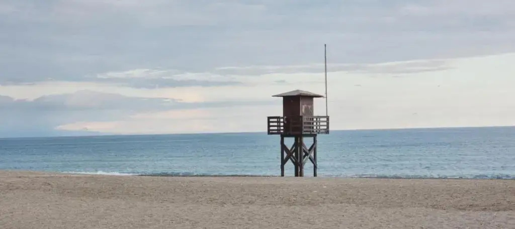 Excellent location- Beach, Pool, Telework, 2 Bikes, Parking & Wifi GRATIS at "CaSa Carol'S"