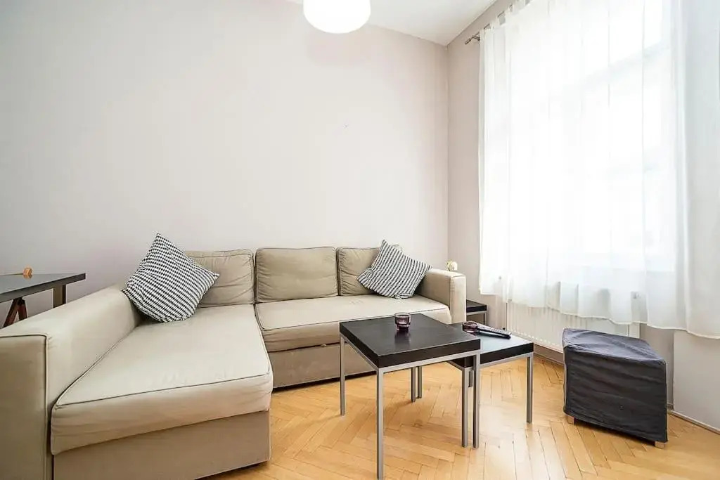 Cozy and sunny apartment in uptown