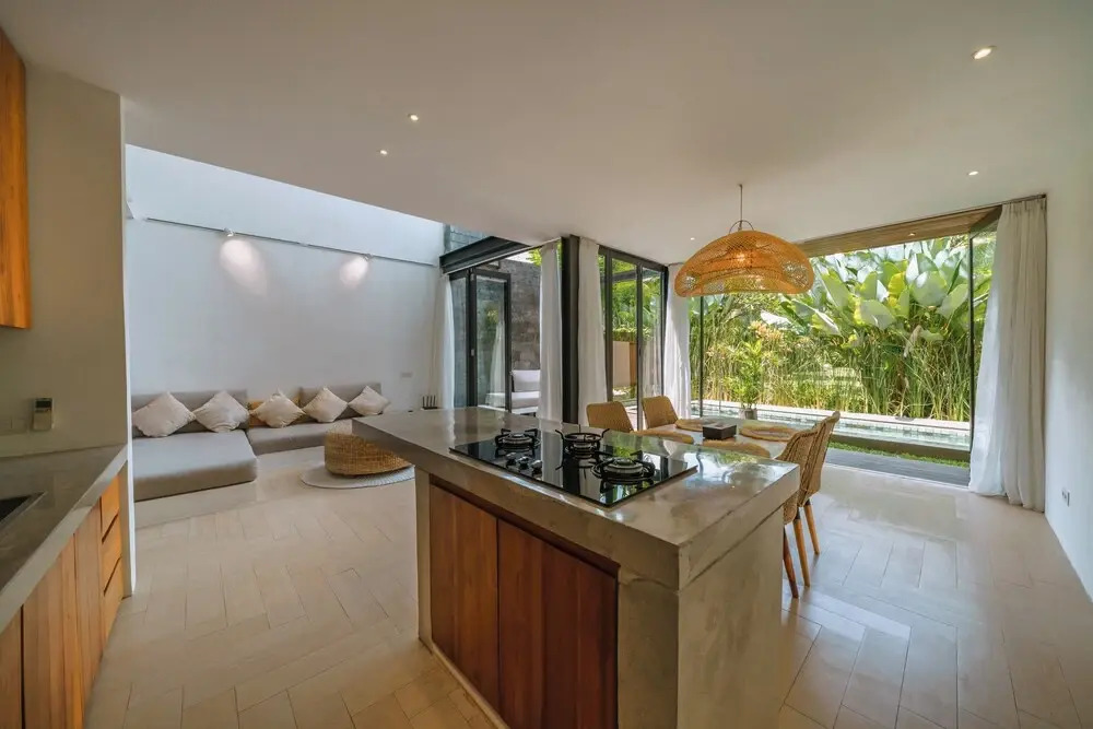 Villa RIZR: Industrial 3BR villa nearby Berawa Beach
