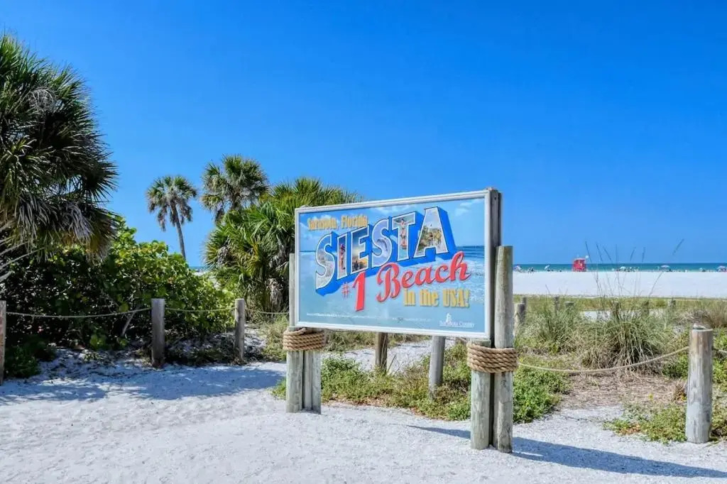 Canal 309 - Right in Siesta Key Village!