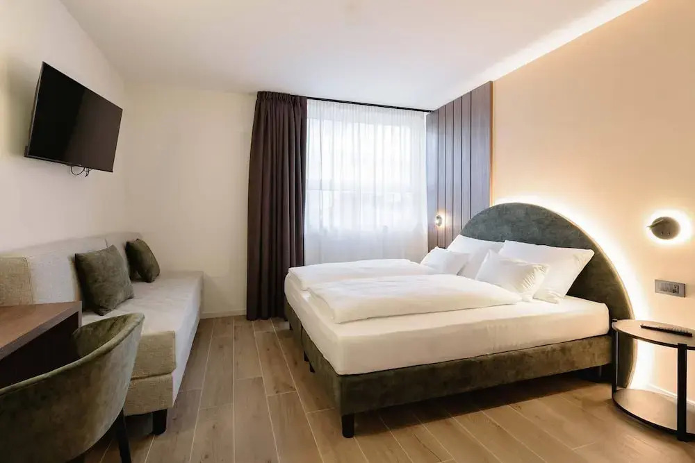 NAOMI Rooms