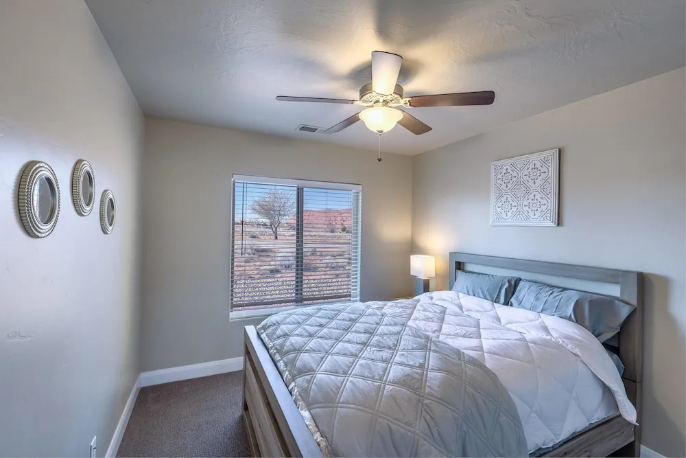 Sunny Ledgeview Retreat