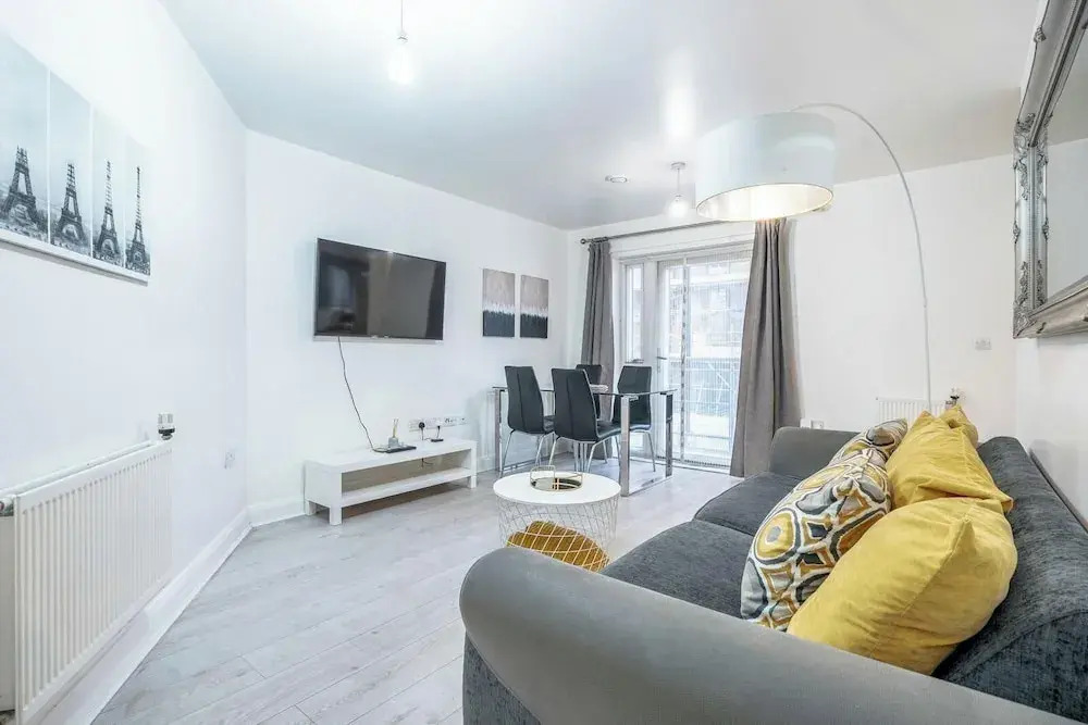 Luxury Central London Balcony 1-bed Apt w/ Parking
