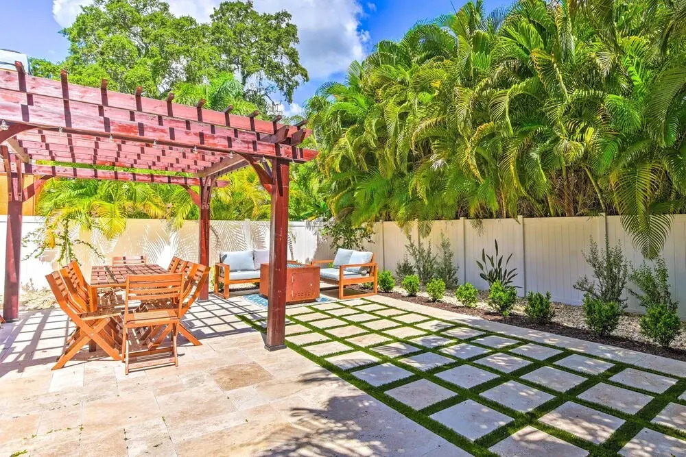 Sunny Sarasota Abode w/ Yard ~ 1 Mi to Dtwn!