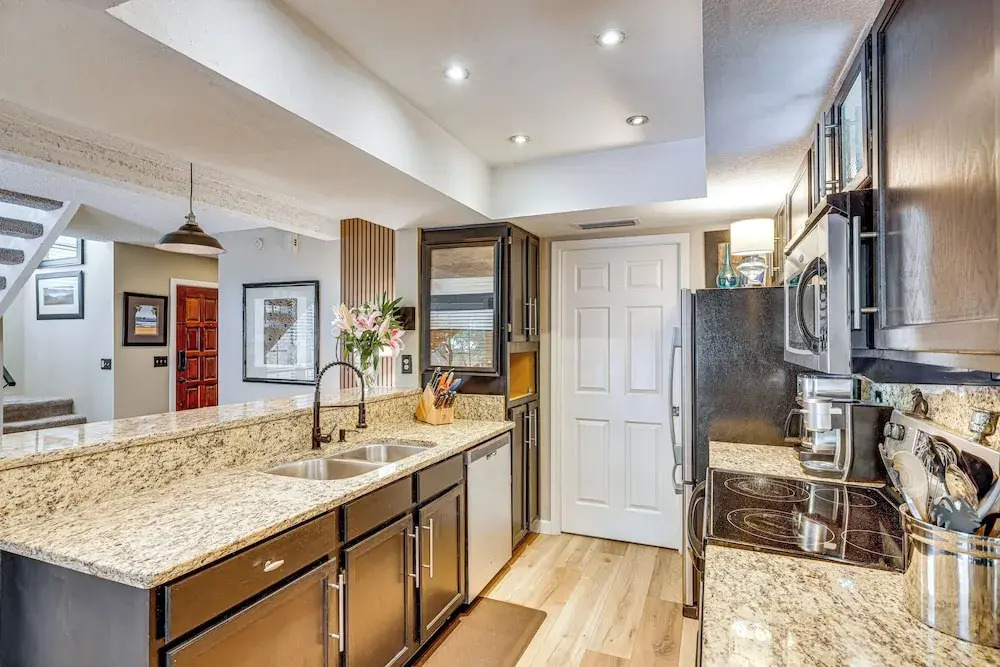 5 Mi to Hiking & Golf: Phoenix Gem w/ Pool Access