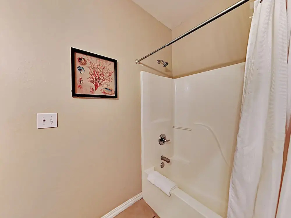 Natures Haven - Updated W/ Pool & Lake 3 Bedroom Condo