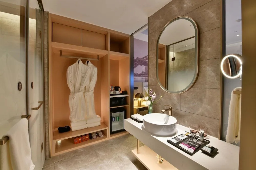 Mercure Yibin Port