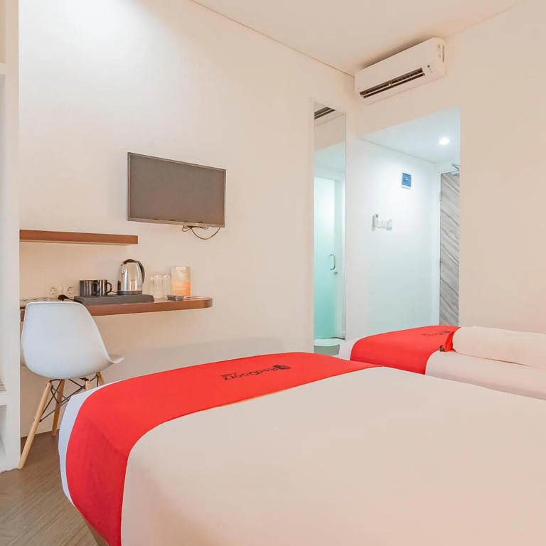 RedDoorz Premium @ Hotel Hebat