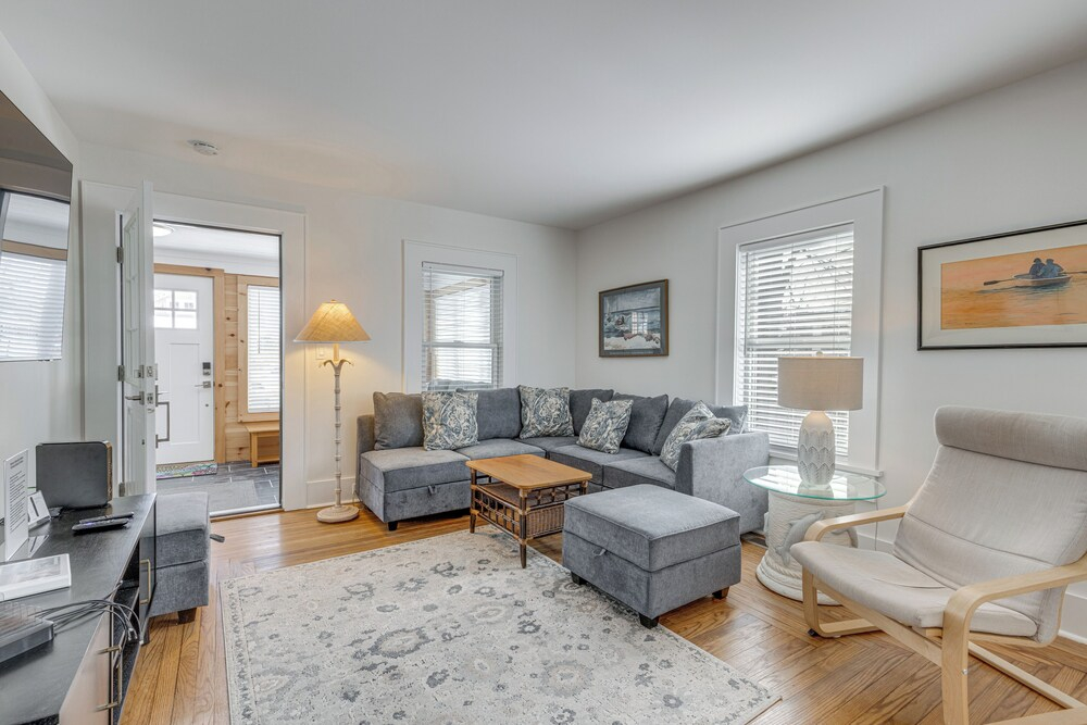 Walk to Harbor, Eats & Shops! Greenport Retreat