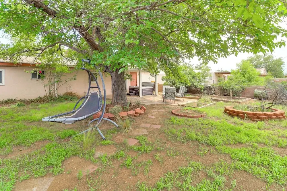 Pets Welcome: Hot Tub Haven in Albuquerque!