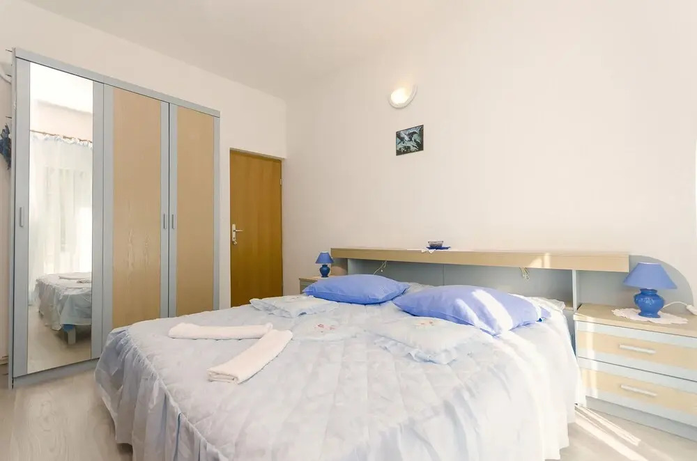 Apartment and Rooms Ema