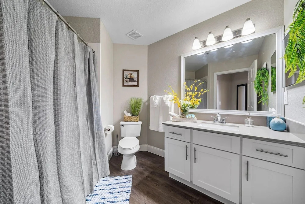 Spacious 3BR 2BA w Pool Gym Near Airport 4