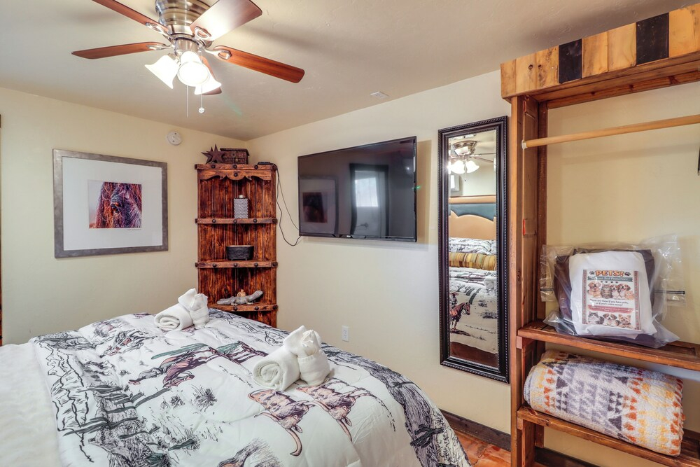 Pet-friendly Tucson Casita: Shared Hot Tub & Patio