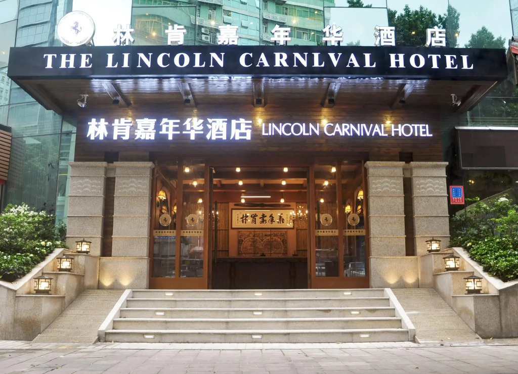 Lincoln Carnival Hotel