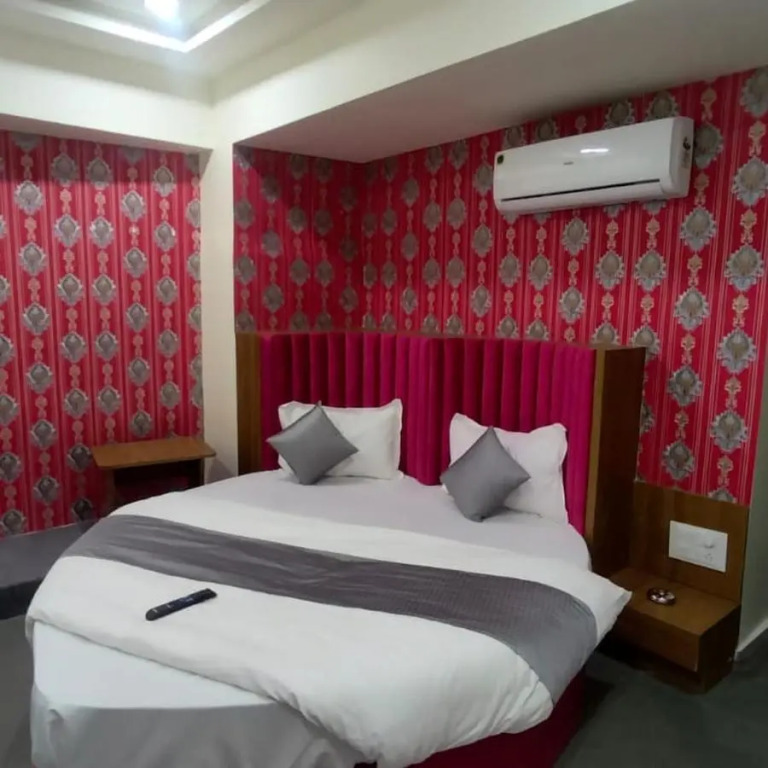 Hotel S G, Vadodara