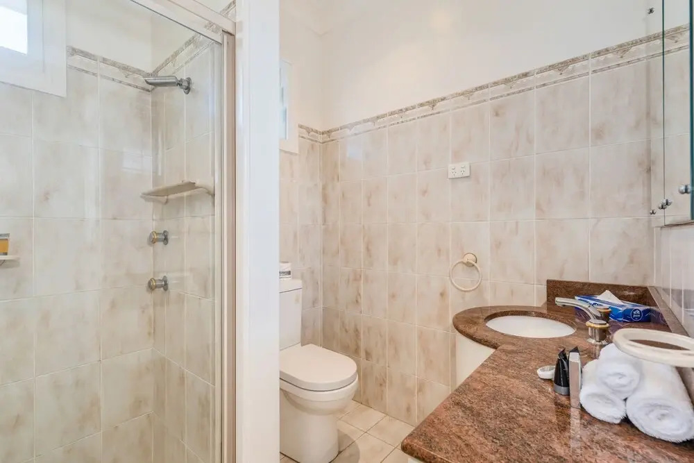Spacious 4 Bedroom House The Hill