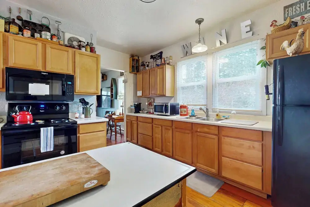 3 BR Cozy Cottage: w/ Hot Tub & Wifi