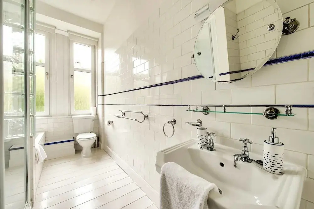Naturally Well-lit and Intimate 2-bedroom West End Apt