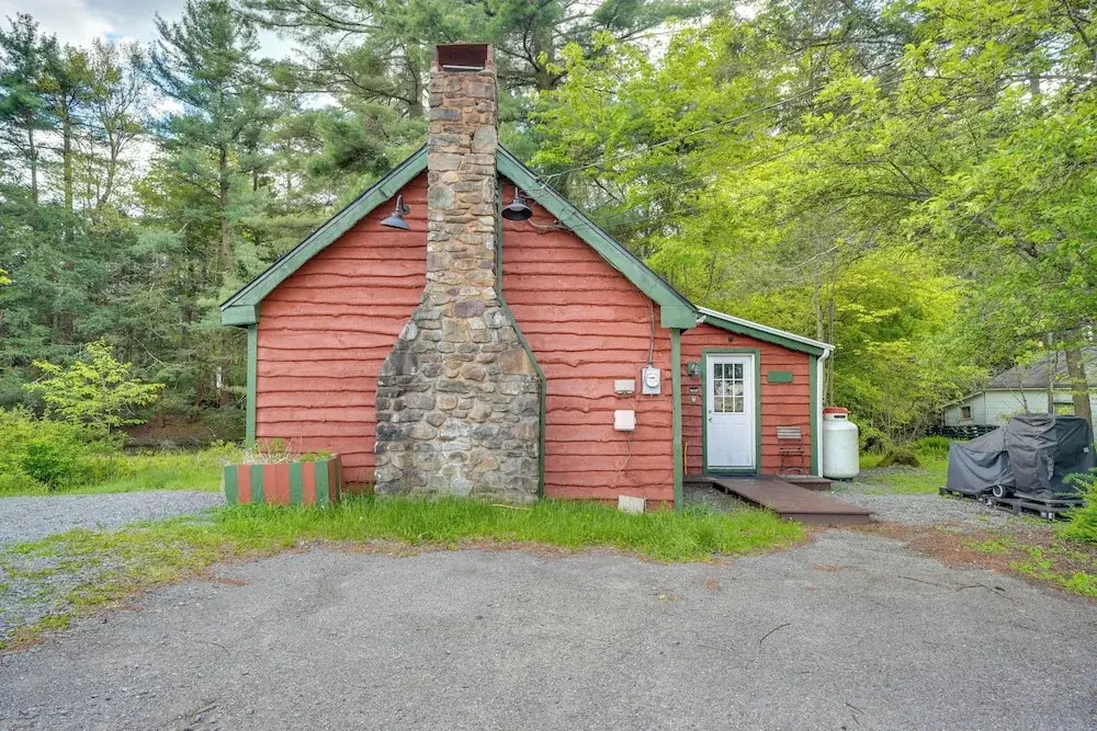 Pocono Couple's Getaway! Cute Cabin on 8 Acres