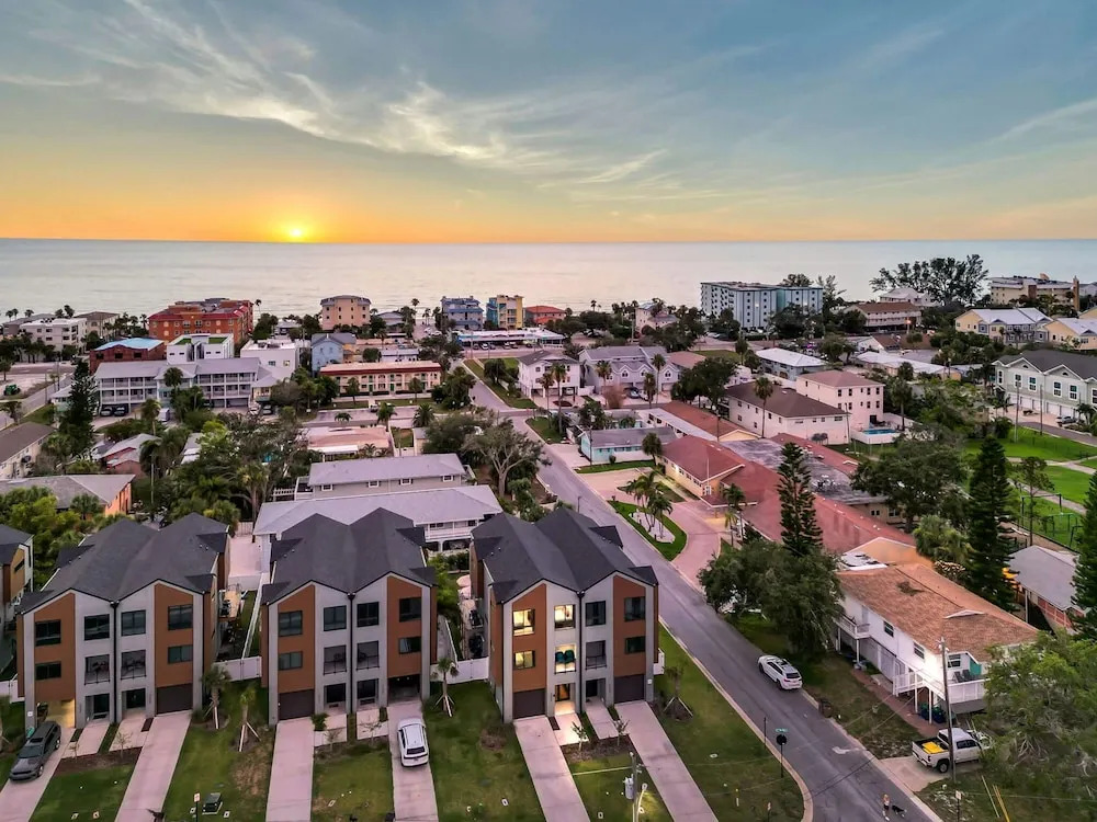 NEW 4 Bed 3 Bath Heated Salt Pool Walk2beach