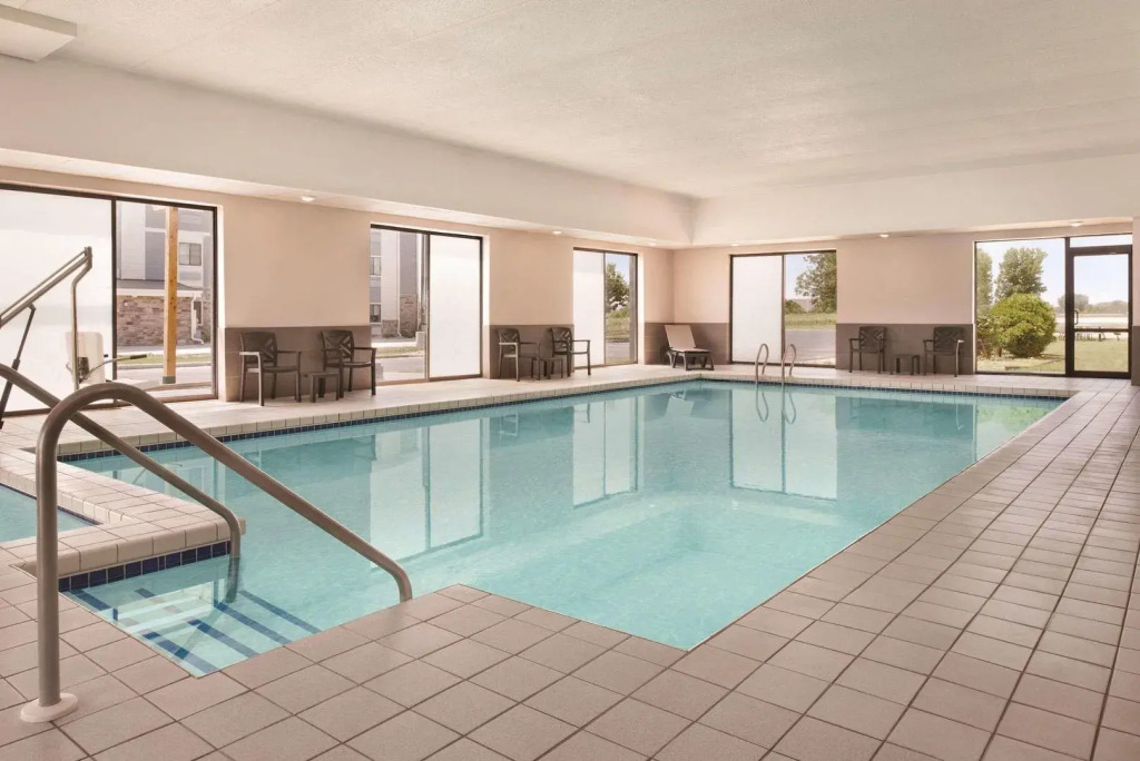 Country Inn & Suites by Radisson, Mt Pleasant-Racine West, WI