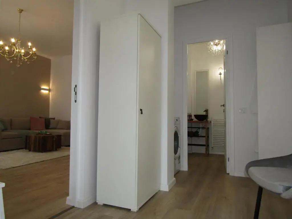 Homey Luxury- entire house, free parking, yard