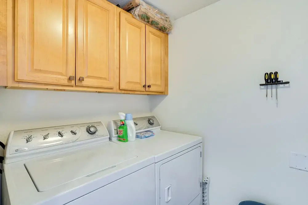 5th-floor Lakefront Condo: Elevator + Pool Access!