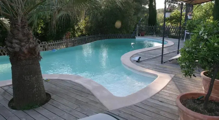 Piscine à débordement sur la Cote dAzur