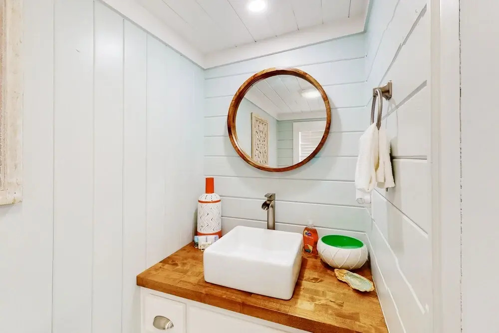 Cozy Cottage Near Beach/bars/dining With Enclosed Yard, AC, & W/D