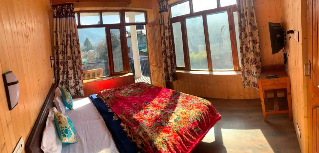 Tourist Hotel 10 minutes walking distance from the mall