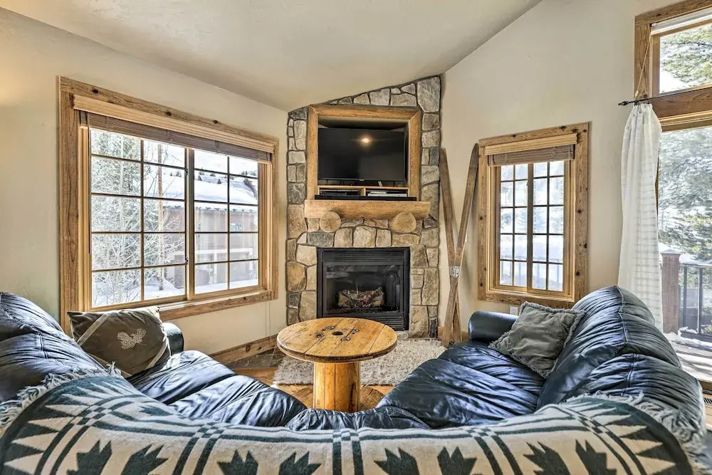 Mountainside Winter Park Ski Home w/ Hot Tub