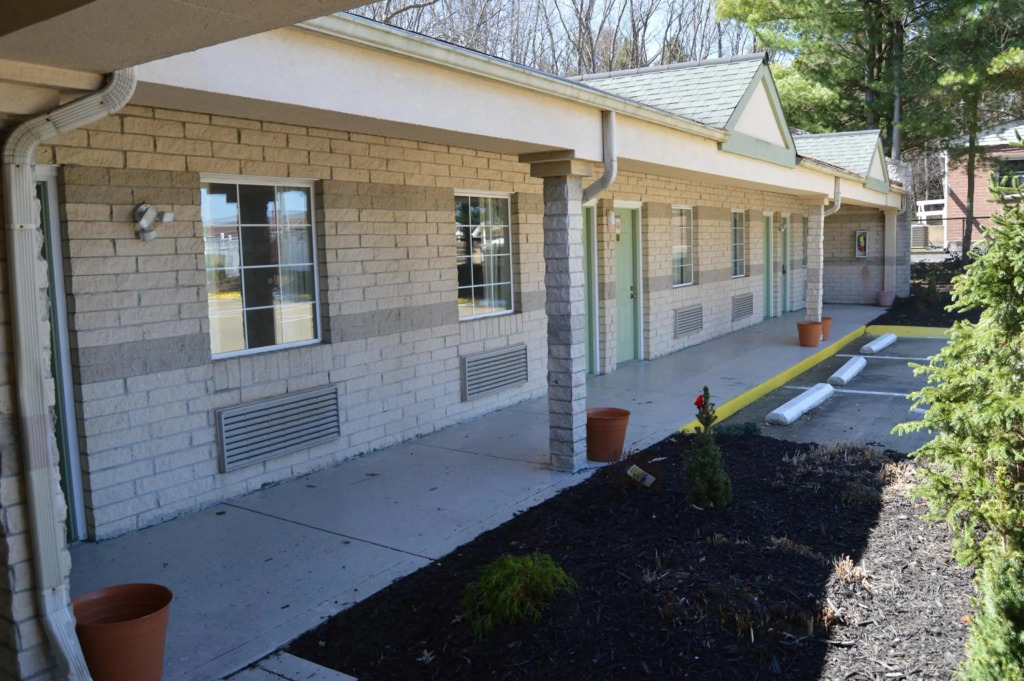 Economy Inn - Akron