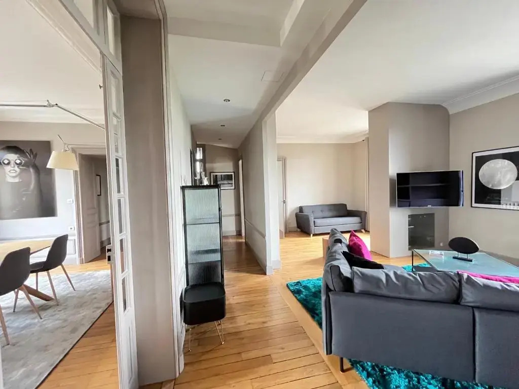 Appartement haut standing 125m2 / Parking privé plein centre-ville avec vue panoramique