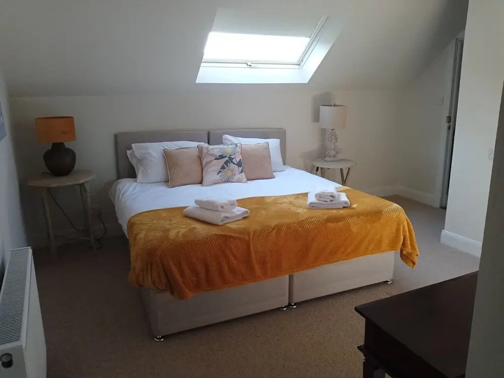 5 Bedrooms/sleeps 10-12/free Wifi & Parking/garden