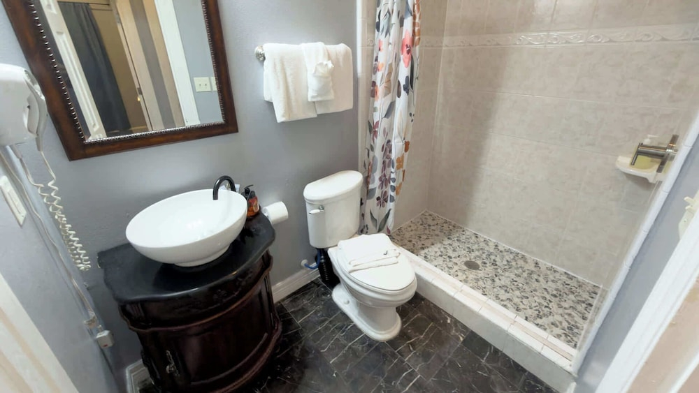 First Floor Pool Affordable Near Beach
