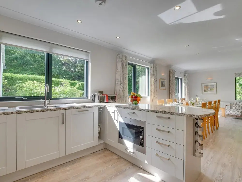 Detached Holiday Home With Three Bathrooms, Open Fire and Private Parking