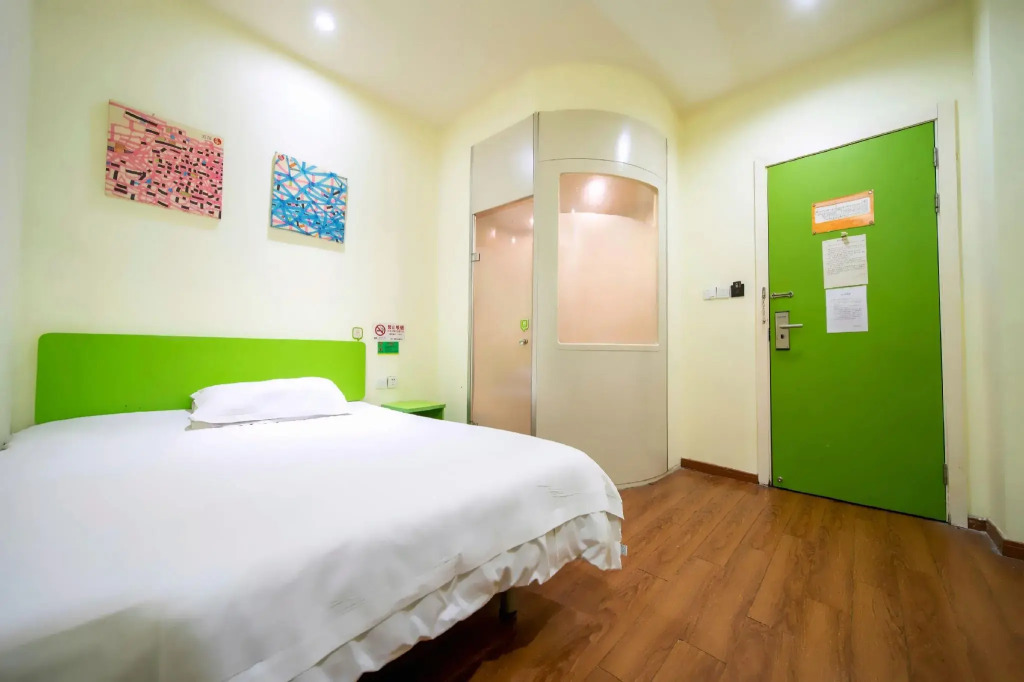Shanghai Haiyou Hotel (Fengxian Huancheng East Road Subway Station)