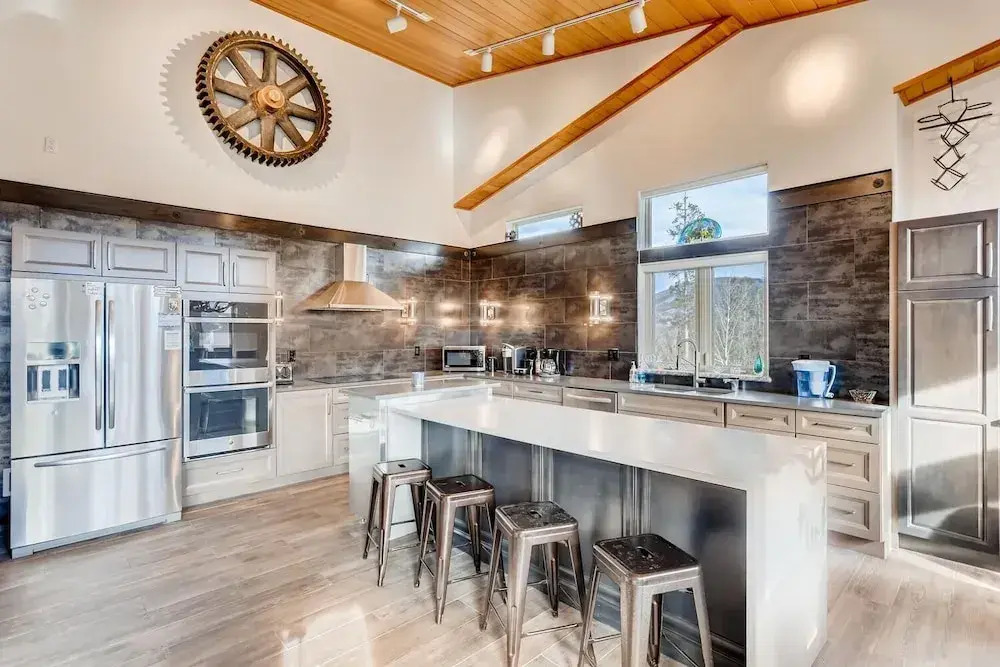 Family Mountain Home, Sleeps Up To 12, Private Hot Tub! 4 Bedroom Home by RedAwning